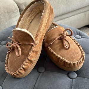 Youth Bearpaw slippers 🐻